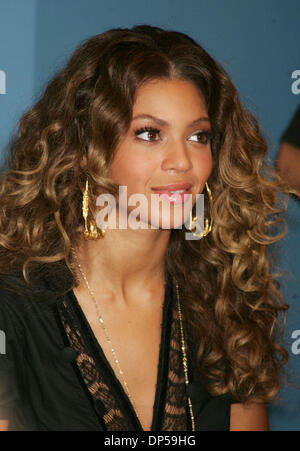 Sep 08, 2006; New York, NY, USA; Sängerin BEYONCE KNOWLES auf J & R Express, sie ihre neue CD fördern "B'Day" bei Macys statt. Obligatorische Credit: Foto von Nancy Kaszerman/ZUMA Press. (©) Copyright 2006 von Nancy Kaszerman Stockfoto