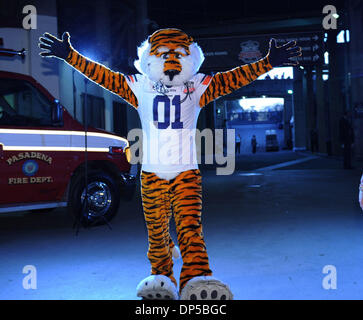 Pasadena, CA, USA. 6. Januar 2014. Die Maskottchen der Auburn während der BCS National Championship College-Football-Spiel zwischen der Auburn Tigers und der Florida State Seminolen im Rose Bowl Stadium in Pasadena, FSU schlagen Auburn 34-31 California Kredit: Cal Sport Media/Alamy Live News Stockfoto