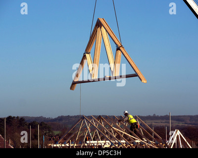 Installation eines Frame-Dachs Balkenwerk neuen Wohnungen, Grantham, Lincolnshire Stockfoto