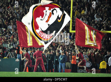 Pasadena, CA, USA. 6. Januar 2014. Flaggen der FSU während dem BCS National Championship College-Football-Spiel zwischen der Auburn Tigers und der Florida State Seminolen im Rose Bowl Stadium in Pasadena, FSU schlagen Auburn 34-31 California Kredit: Cal Sport Media/Alamy Live News Stockfoto