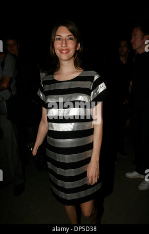 Sep 12, 2006; New York, NY, USA; SOPHIA COPPOLA Ankunft auf Marc Jacobs Fashion Show in The Armory während Olympus Fashion Week Frühjahr 2007 am 11. September 2006. Obligatorische Credit: Foto von Aviv klein/ZUMA Press. (©) Copyright 2006 von Aviv klein Stockfoto