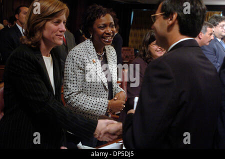 Sep 13, 2006; Manhattan, NY, USA; City Councilman David YASSKY (R) grüßt während eines Treffens in City Council Chambers nach ihrem Sieg bei den Vorwahlen der Demokraten für 11. Kongreßbezirk in Brooklyn, New York City Stadträtin MELINDA KATZ (L) und City Councilwoman YVETTE CLARKE (C).  Obligatorische Credit: Foto von Bryan Smith/ZUMA Press. (©) Copyright 2006 von Bryan Smith Stockfoto