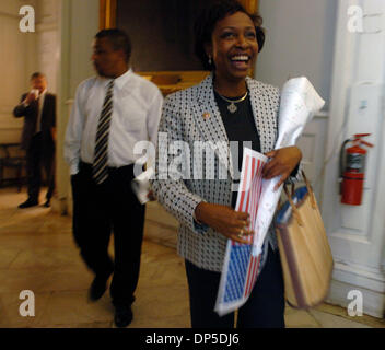 Sep 13, 2006; Manhattan, NY, USA; Stadt Stadträtin YVETTE CLARKE beendet eine Sitzung im City Council Chambers nach ihrem Sieg bei den Vorwahlen der Demokraten für 11. Kongreßbezirk in Brooklyn, New York.  Obligatorische Credit: Foto von Bryan Smith/ZUMA Press. (©) Copyright 2006 von Bryan Smith Stockfoto