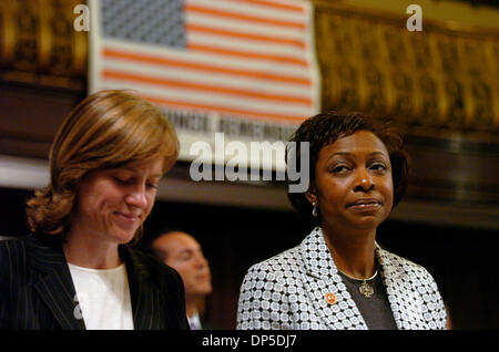 Sep 13, 2006; Manhattan, NY, USA; City Councilwoman Yvette Clarke (R) besucht ein Treffen im City Council Chambers nach ihrem Sieg bei den Vorwahlen der Demokraten für 11. Kongreßbezirk in Brooklyn, New York.  Obligatorische Credit: Foto von Bryan Smith/ZUMA Press. (©) Copyright 2006 von Bryan Smith Stockfoto