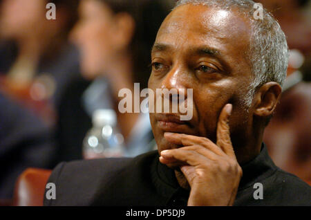 Sep 13, 2006; Manhattan, NY, USA; Stadt Stadtrat CHARLES BARRON besucht ein Treffen im City Council Chambers nach Yvette Clarkes Sieg in den Vorwahlen für 11. Kongreßbezirk in Brooklyn, New York.  Obligatorische Credit: Foto von Bryan Smith/ZUMA Press. (©) Copyright 2006 von Bryan Smith Stockfoto