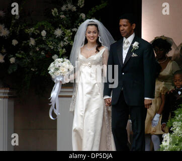 Sep 13, 2006; Manhattan, NY, USA; Schauspieler DENZEL WASHINGTON und LYMARI NADAL Film eine Hochzeitsszene auf den Stufen des Mt. OIivet Baptist Church in Harlem aus dem kommenden film "American Gangster", basierend auf der wahren Geschichte von einem Drogendealer in Harlem. Denzel Washington spielt Frank Lucas, aka "Superfly", die geschmuggelt Heroin aus Südostasien in den Schatullen der Soldaten in Vietnam getötet. Stockfoto