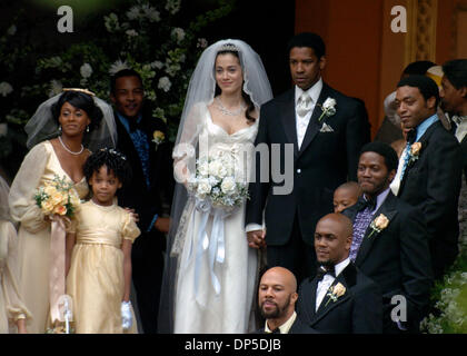 Sep 13, 2006; Manhattan, NY, USA; Schauspieler DENZEL WASHINGTON und LYMARI NADAL Film eine Hochzeitsszene auf den Stufen des Mt. OIivet Baptist Church in Harlem aus dem kommenden film "American Gangster", basierend auf der wahren Geschichte von einem Drogendealer in Harlem. Denzel Washington spielt Frank Lucas, aka "Superfly", die geschmuggelt Heroin aus Südostasien in den Schatullen der Soldaten in Vietnam getötet. Stockfoto