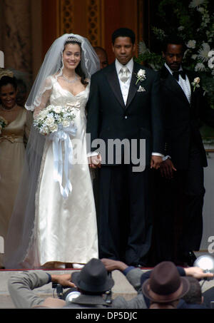 Sep 13, 2006; Manhattan, NY, USA; Schauspieler DENZEL WASHINGTON und LYMARI NADAL Film eine Hochzeitsszene auf den Stufen des Mt. OIivet Baptist Church in Harlem aus dem kommenden film "American Gangster", basierend auf der wahren Geschichte von einem Drogendealer in Harlem. Denzel Washington spielt Frank Lucas, aka "Superfly", die geschmuggelt Heroin aus Südostasien in den Schatullen der Soldaten in Vietnam getötet. Stockfoto