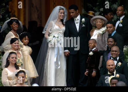 Sep 13, 2006; Manhattan, NY, USA; Schauspieler DENZEL WASHINGTON und LYMARI NADAL Film eine Hochzeitsszene auf den Stufen des Mt. OIivet Baptist Church in Harlem aus dem kommenden film "American Gangster", basierend auf der wahren Geschichte von einem Drogendealer in Harlem. Denzel Washington spielt Frank Lucas, aka "Superfly", die geschmuggelt Heroin aus Südostasien in den Schatullen der Soldaten in Vietnam getötet. Stockfoto