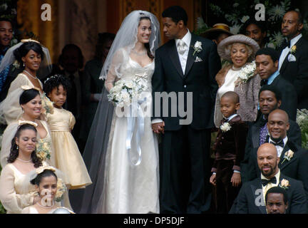 Sep 13, 2006; Manhattan, NY, USA; Schauspieler DENZEL WASHINGTON und LYMARI NADAL Film eine Hochzeitsszene auf den Stufen des Mt. OIivet Baptist Church in Harlem aus dem kommenden film "American Gangster", basierend auf der wahren Geschichte von einem Drogendealer in Harlem. Denzel Washington spielt Frank Lucas, aka "Superfly", die geschmuggelt Heroin aus Südostasien in den Schatullen der Soldaten in Vietnam getötet. Stockfoto