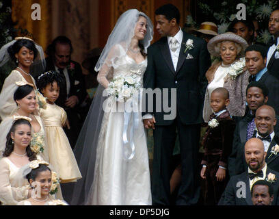 Sep 13, 2006; Manhattan, NY, USA; Schauspieler DENZEL WASHINGTON und LYMARI NADAL Film eine Hochzeitsszene auf den Stufen des Mt. OIivet Baptist Church in Harlem aus dem kommenden film "American Gangster", basierend auf der wahren Geschichte von einem Drogendealer in Harlem. Denzel Washington spielt Frank Lucas, aka "Superfly", die geschmuggelt Heroin aus Südostasien in den Schatullen der Soldaten in Vietnam getötet. Stockfoto