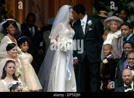 Sep 13, 2006; Manhattan, NY, USA; Schauspieler DENZEL WASHINGTON und LYMARI NADAL Film eine Hochzeitsszene auf den Stufen des Mt. OIivet Baptist Church in Harlem aus dem kommenden film "American Gangster", basierend auf der wahren Geschichte von einem Drogendealer in Harlem. Denzel Washington spielt Frank Lucas, aka "Superfly", die geschmuggelt Heroin aus Südostasien in den Schatullen der Soldaten in Vietnam getötet. Stockfoto