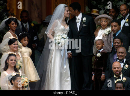 Sep 13, 2006; Manhattan, NY, USA; Schauspieler DENZEL WASHINGTON und LYMARI NADAL Film eine Hochzeitsszene auf den Stufen des Mt. OIivet Baptist Church in Harlem aus dem kommenden film "American Gangster", basierend auf der wahren Geschichte von einem Drogendealer in Harlem. Denzel Washington spielt Frank Lucas, aka "Superfly", die geschmuggelt Heroin aus Südostasien in den Schatullen der Soldaten in Vietnam getötet. Stockfoto