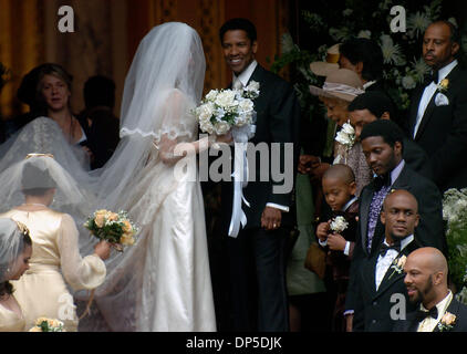 Sep 13, 2006; Manhattan, NY, USA; Schauspieler DENZEL WASHINGTON und LYMARI NADAL Film eine Hochzeitsszene auf den Stufen des Mt. OIivet Baptist Church in Harlem aus dem kommenden film "American Gangster", basierend auf der wahren Geschichte von einem Drogendealer in Harlem. Denzel Washington spielt Frank Lucas, aka "Superfly", die geschmuggelt Heroin aus Südostasien in den Schatullen der Soldaten in Vietnam getötet. Stockfoto