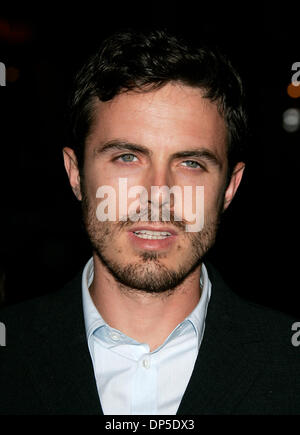 Sep 13, 2006; West Beverly Hills, Kalifornien, USA; Schauspieler CASEY AFFLECK in "The Last Kiss" Los Angeles Premiere statt im Directors Guild of America Theater. Obligatorische Credit: Foto von Lisa O'Connor/ZUMA Press. (©) Copyright 2006 von Lisa O'Connor Stockfoto