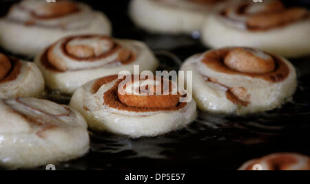 Sep 13, 2006; Imperial Beach, Kalifornien, USA; Zimtschnecken sitzen in der Donut-Friteuse bei der Stardust-Donut-Shop in der Palm Avenue. Der Shop verkauft zwischen 40 und 50 Dutzend Donuts an den meisten Tagen.  Obligatorische Credit: Foto von Howard Lipin/SDU-T/ZUMA Press. (©) Copyright 2006 by SDU-T Stockfoto