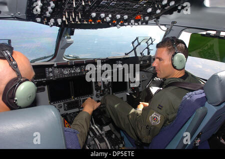 Sep 13, 2006; Fairfield, Kalifornien, USA; US Air Force Captain John Flynn, Recht, Gespräche mit Kollegen Kapitän und pilot Dave Weber während einer c-17 Globemaster III Cargo Flugzeug Ausbildung ausüben, die ihren Ursprung auf Travis Air Force Base in Fairfield, Kalifornien Mittwoch, 13. September 2006.  Obligatorische Credit: Foto von Kristopher Skinner/Contra Costa Times / ZUMA Press. (©) Copyright 2006 von Contra Cos Stockfoto