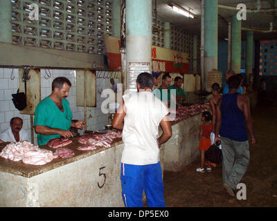 Sep 13, 2006; Havanna, Kuba; Fleisch und Gemüse sind, im Plaza Marianao unter freiem Himmel verkauft. Fliegen-Land auf Fleisch, das frisch auf blutigen Granit geschlachtet wird. Obligatorische Credit: Foto von Palm Beach Post/ZUMA Press. (©) Copyright 2006 von Palm Beach Post Stockfoto