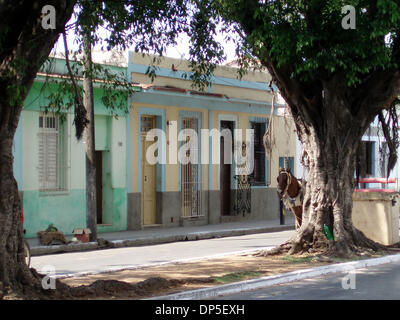 Sep 13, 2006; Havanna, Kuba; Diese kleine gelbe Häuser jetzt Stand dort, wo meine Mutter Urheimat in Cardenas Stand. Ihre alten Holzhaus, das an der Ecke gestreckt wurde, mit den Elementen begann zu nagen an es abgerissen. Obligatorische Credit: Foto von Palm Beach Post/ZUMA Press. (©) Copyright 2006 von Palm Beach Post Stockfoto