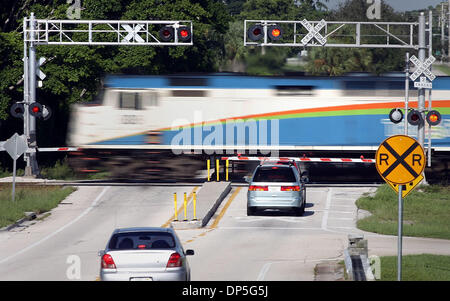 Sep 14, 2006; Boca Raton, FL, USA; Ein Tri-Rail Zug geht über den Grenzübergang auf S.W. 18th Street, Mittwoch Morgen.  Obligatorische Credit: Foto von Bob Shanley/Palm Beach Post/ZUMA Press. (©) Copyright 2006 von Palm Beach Post Stockfoto