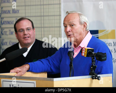 Sep 14, 2006; Hunt Valley, MD, USA; Golf pro ARNOLD PALMER und Dr. THOMAS GRAHAM, Leiter des Zentrums Curtis National Hand im Union Memorial Hospital auf einer Pressekonferenz angekündigt, die Benennung von Arnold Palmer Gesundheit Sportzentrum Union Memorial Hospital während einer regen Verzögerung bei der Constellation Energy Classic Golfturnier zu sprechen.  Obligatorische Credit: Foto von James Berglie / Stockfoto