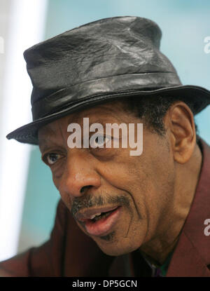 Sep 15, 2006; New York, NY, USA; Free jazz Innovator Saxophonist ORNETTE COLEMAN fördert seine neue CD "Sound Grammar" seine erste CD-Veröffentlichung in zehn Jahren an J & R Musik und Computer-Welt. Obligatorische Credit: Foto von Nancy Kaszerman/ZUMA Press. (©) Copyright 2006 von Nancy Kaszerman Stockfoto