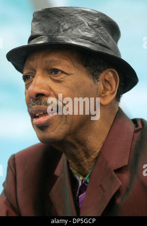 Sep 15, 2006; New York, NY, USA; Free jazz Innovator Saxophonist ORNETTE COLEMAN fördert seine neue CD "Sound Grammar" seine erste CD-Veröffentlichung in zehn Jahren an J & R Musik und Computer-Welt. Obligatorische Credit: Foto von Nancy Kaszerman/ZUMA Press. (©) Copyright 2006 von Nancy Kaszerman Stockfoto