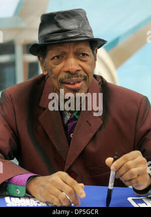 Sep 15, 2006; New York, NY, USA; Free jazz Innovator Saxophonist ORNETTE COLEMAN fördert seine neue CD "Sound Grammar" seine erste CD-Veröffentlichung in zehn Jahren an J & R Musik und Computer-Welt. Obligatorische Credit: Foto von Nancy Kaszerman/ZUMA Press. (©) Copyright 2006 von Nancy Kaszerman Stockfoto