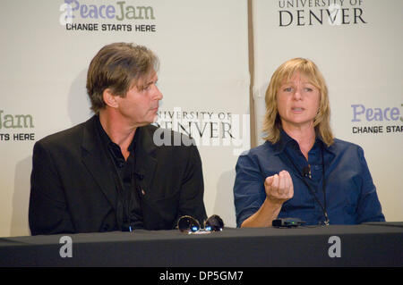 Sep 15, 2006; Denver, Colorado, USA; DAWN GIFFORD ENGLE und IVAN SUVANJIEFF, Gründer von Frieden Stau an der 10-Jahr-Feier. Auf die größte Zusammenkunft von Friedensnobelpreisträger jemals in den Vereinigten Staaten, 10 Preisträger Pass auf ihre Geist und Weisheit, um 3.000 Jugendliche aus 31 Ländern, inspirierende eine neue Generation von Friedensstifter. Seit ihrer Gründung, mehr als 250.000 t Stockfoto