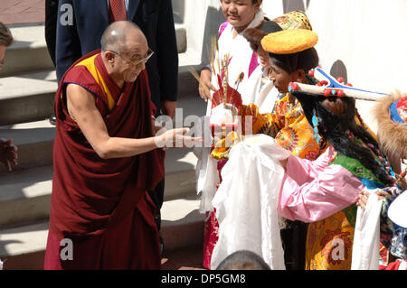 Sep 15, 2006; Denver, Colorado, USA; Nobelpreisträger, der DALAI LAMA kommt in Frieden Jam 10. Jubiläum. Auf die größte Zusammenkunft von Friedensnobelpreisträger jemals in den Vereinigten Staaten, 10 Preisträger Pass auf ihre Geist und Weisheit, um 3.000 Jugendliche aus 31 Ländern, inspirierende eine neue Generation von Friedensstifter. Seit seiner Gründung mehr als 250.000 Jugendliche worldw Stockfoto