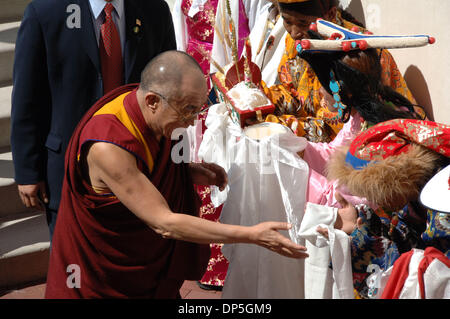 Sep 15, 2006; Denver, Colorado, USA; Nobelpreisträger, der DALAI LAMA kommt in Frieden Jam 10. Jubiläum. Auf die größte Zusammenkunft von Friedensnobelpreisträger jemals in den Vereinigten Staaten, 10 Preisträger Pass auf ihre Geist und Weisheit, um 3.000 Jugendliche aus 31 Ländern, inspirierende eine neue Generation von Friedensstifter. Seit seiner Gründung mehr als 250.000 Jugendliche worldw Stockfoto