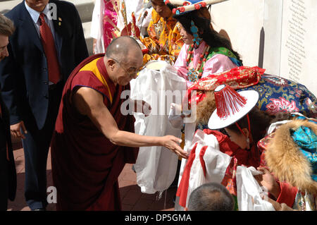 Sep 15, 2006; Denver, Colorado, USA; Nobelpreisträger, der DALAI LAMA kommt in Frieden Jam 10. Jubiläum. Auf die größte Zusammenkunft von Friedensnobelpreisträger jemals in den Vereinigten Staaten, 10 Preisträger Pass auf ihre Geist und Weisheit, um 3.000 Jugendliche aus 31 Ländern, inspirierende eine neue Generation von Friedensstifter. Seit seiner Gründung mehr als 250.000 Jugendliche worldw Stockfoto