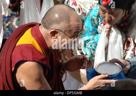 Sep 15, 2006; Denver, Colorado, USA; Nobelpreisträger, der DALAI LAMA kommt in Frieden Jam 10. Jubiläum. Auf die größte Zusammenkunft von Friedensnobelpreisträger jemals in den Vereinigten Staaten, 10 Preisträger Pass auf ihre Geist und Weisheit, um 3.000 Jugendliche aus 31 Ländern, inspirierende eine neue Generation von Friedensstifter. Seit seiner Gründung mehr als 250.000 Jugendliche worldw Stockfoto