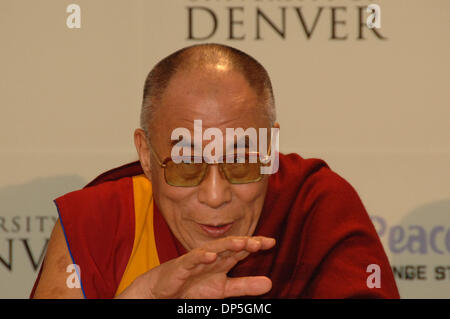 Sep 15, 2006; Denver, Colorado, USA; Nobelpreisträger, der DALAI LAMA in einer Pressekonferenz am Frieden Jam's10th-Jahr-Feier. Auf die größte Zusammenkunft von Friedensnobelpreisträger jemals in den Vereinigten Staaten, 10 Preisträger Pass auf ihre Geist und Weisheit, um 3.000 Jugendliche aus 31 Ländern, inspirierende eine neue Generation von Friedensstifter. Seit ihrer Gründung, schlagen mehr als 250.000 Stockfoto