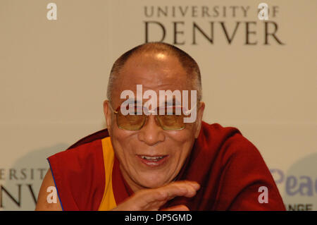 Sep 15, 2006; Denver, Colorado, USA; Nobelpreisträger, der DALAI LAMA in einer Pressekonferenz am 10. Jubiläum Frieden Jam. Auf die größte Zusammenkunft von Friedensnobelpreisträger jemals in den Vereinigten Staaten, 10 Preisträger Pass auf ihre Geist und Weisheit, um 3.000 Jugendliche aus 31 Ländern, inspirierende eine neue Generation von Friedensstifter. Seit seiner Gründung mehr als 250.000 te Stockfoto