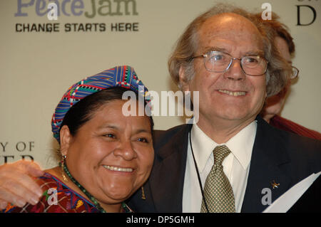 Sep 15, 2006; Denver, Colorado, USA; Nobel Laureaten RIGOBERTA Menchú TUM und ADOLFO PEREZ ESQUIVEL im Frieden Marmelade 10-Jahr-Feier. Auf die größte Zusammenkunft von Friedensnobelpreisträger jemals in den Vereinigten Staaten, 10 Preisträger Pass auf ihre Geist und Weisheit, um 3.000 Jugendliche aus 31 Ländern, inspirierende eine neue Generation von Friedensstifter. Seit ihrer Gründung, mehr als Stockfoto