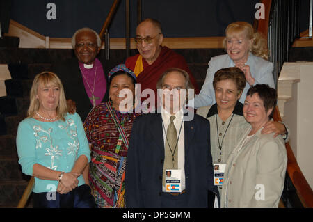 Sep 15, 2006; Denver, Colorado, USA; Nobel Laureaten Erzbischof DESMUND TUTU, der Dalai-Lama, BETTY WILLIAMS (hintere Reihe von links), JODY WILLIAMS, RIGOBERTA Menchú TUM, ADOLFO PEREZ ESQUIVEL, SHIRIN EBADI und MAIREAD CORRIGAN MAGUIRE (vordere Reihe von links) am Frieden Jam 10. Jubiläum. Auf die größte Zusammenkunft von Friedensnobelpreisträger jemals in den Vereinigten Staaten, 10 Laur Stockfoto