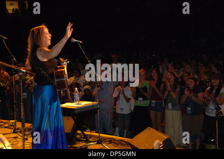 Sep 15, 2006; Denver, Colorado, USA; Musikerin BETH NIELSEN CHAPMAN führt zu Frieden Jam 10. Jahrestag Feier Kick Off Konzert. Auf die größte Zusammenkunft von Friedensnobelpreisträger jemals in den Vereinigten Staaten, 10 Preisträger Pass auf ihre Geist und Weisheit, um 3.000 Jugendliche aus 31 Ländern, inspirierende eine neue Generation von Friedensstifter. Seit seiner Gründung mehr als 250.000 Stockfoto