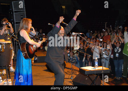 Sep 15, 2006; Denver, Colorado, USA; Nobel Laureate Erzbischof DESMOND TUTU tanzt auf der Bühne am Frieden Jam 10. Jahrestag Feier Kick Off Konzert. Auf die größte Zusammenkunft von Friedensnobelpreisträger jemals in den Vereinigten Staaten, 10 Preisträger Pass auf ihre Geist und Weisheit, um 3.000 Jugendliche aus 31 Ländern, inspirierende eine neue Generation von Friedensstifter.  Denn es ist Inception, m Stockfoto