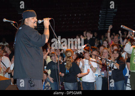 Sep 15, 2006; Denver, Colorado, USA; Ex Gangmitglied fungiert RUDY BALLES als MC bei Frieden Jam 10. Jahrestag Feier Kick Off Konzert.  Auf die größte Zusammenkunft von Friedensnobelpreisträger jemals in den Vereinigten Staaten, 10 Preisträger Pass auf ihre Geist und Weisheit, um 3.000 Jugendliche aus 31 Ländern, inspirierende eine neue Generation von Friedensstifter.  Seit seiner Gründung mehr als 250,00 Stockfoto
