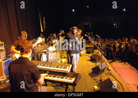 Sep 15, 2006; Denver, Colorado, USA; Der Freak Street Project führen am Frieden Jam 10. Jahrestag Feier Kick Off Konzert. Auf die größte Zusammenkunft von Friedensnobelpreisträger jemals in den Vereinigten Staaten, 10 Preisträger Pass auf ihre Geist und Weisheit, um 3.000 Jugendliche aus 31 Ländern, inspirierende eine neue Generation von Friedensstifter.  Seit seiner Gründung mehr als 250.000 teen Stockfoto