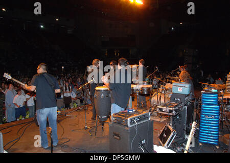 Sep 15, 2006; Denver, Colorado, USA; Der Freak Street Project führen am Frieden Jam 10. Jahrestag Feier Kick Off Konzert. Auf die größte Zusammenkunft von Friedensnobelpreisträger jemals in den Vereinigten Staaten, 10 Preisträger Pass auf ihre Geist und Weisheit, um 3.000 Jugendliche aus 31 Ländern, inspirierende eine neue Generation von Friedensstifter.  Seit seiner Gründung mehr als 250.000 teen Stockfoto