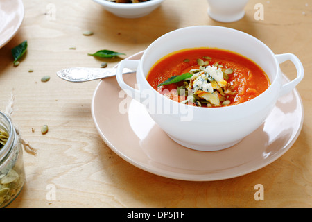 Kürbis Cremesuppe mit Käse und Nüssen, Essen Nahaufnahme Stockfoto