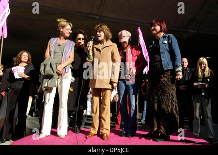 Sep 16, 2006; Stockholm, Schweden; JANE FONDA, gekleidet in Beige, verbindet Kräfte mit anderen Feministinnen aus Europa und Amerika, Gudrun Schyman unterstützen Platz links und Schwedens feministische Initiative Partei bei den schwedischen Parlamentswahlen, die bringt Sep 17, 2006. Die Rallye fand am Sergel Torg in der Innenstadt von Stockholm. ALSO Bild: GUDRUN SCHYMAN, (in weißen Hosen) Gründungsmitglied Stockfoto