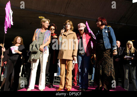 Sep 16, 2006; Stockholm, Schweden; JANE FONDA, gekleidet in Beige, verbindet Kräfte mit anderen Feministinnen aus Europa und Amerika, Gudrun Schyman unterstützen Platz links und Schwedens feministische Initiative Partei bei den schwedischen Parlamentswahlen, die bringt Sep 17, 2006. Die Rallye fand am Sergel Torg in der Innenstadt von Stockholm. ALSO Bild: GUDRUN SCHYMAN, (in weißen Hosen) Gründungsmitglied Stockfoto