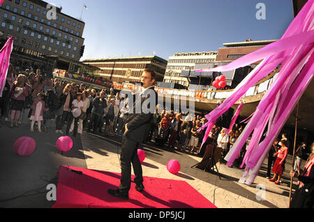 Sep 16, 2006; Stockholm, Schweden; BIRGER OSTBERG, feministische Initiative Parteianwärter für das Parlament. Jane Fonda, legen Sie gemeinsam mit anderen Feministinnen aus Europa und Amerika, Gudrun Schyman und Schwedens feministische Initiative Partei bei den schwedischen Parlamentswahlen zu unterstützen, die bringt Sep 17, 2007.  Diese Rallye fand am Sergel Torg in der Innenstadt von Stockholm. Obligatorische Credit: Stockfoto