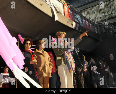 Sep 16, 2006; Stockholm, Schweden; JANE FONDA, gekleidet in Beige, verbündet sich mit anderen Feministinnen aus Europa und Amerika, GUDRUN SCHYMAN, (weiße Hosen), zu unterstützen und Schwedens feministische Initiative Partei bei den schwedischen Parlamentswahlen, die bringt Platz Sep 17, 2006. Die Rallye fand am Sergel Torg in der Innenstadt von Stockholm. Obligatorische Credit: Foto von Rob Schoenbaum/ZUMA Press. ( Stockfoto