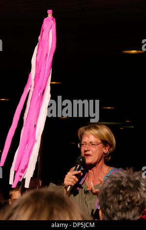 Sep 16, 2006; Stockholm, Schweden; Jane Fonda, schlossen sich mit anderen Feministinnen aus Europa und Amerika, GUDRUN SCHYMAN, (Bild), zu unterstützen und Schwedens feministische Initiative Partei bei den schwedischen Parlamentswahlen, die Sep 17, 2006 stattfinden wird. Die Rallye fand am Sergel Torg in der Innenstadt von Stockholm. Obligatorische Credit: Foto von Rob Schoenbaum/ZUMA Press. (©) Copyright 2006 von Stockfoto