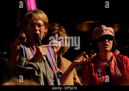 Sep 16, 2006; Stockholm, Schweden; JANE FONDA, gekleidet in Beige, verbindet Kräfte mit anderen Feministinnen aus Europa und Amerika, GUDRUN SCHYMAN und Schwedens feministische Initiative Partei bei den schwedischen Parlamentswahlen zu unterstützen, das bringt Platz Sep 17, 2006. Die Rallye fand am Sergel Torg in der Innenstadt von Stockholm. Obligatorische Credit: Foto von Rob Schoenbaum/ZUMA Press. (©) Copyright 200 Stockfoto