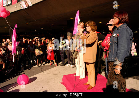 Sep 16, 2006; Stockholm, Schweden; JANE FONDA, gekleidet in Beige, verbindet Kräfte mit anderen Feministinnen aus Europa und Amerika, Gudrun Schyman unterstützen Platz links und Schwedens feministische Initiative Partei bei den schwedischen Parlamentswahlen, die bringt Sep 17, 2006. Die Rallye fand am Sergel Torg in der Innenstadt von Stockholm. ALSO Bild: GUDRUN SCHYMAN, (in weißen Hosen) Gründungsmitglied Stockfoto